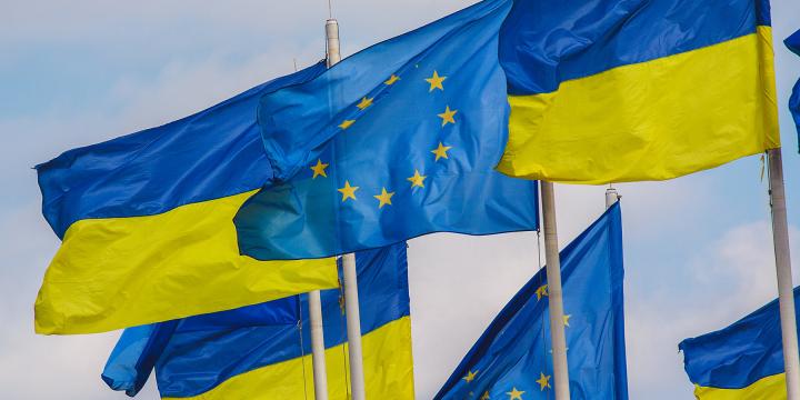 Ukrainas un ES karogu foto